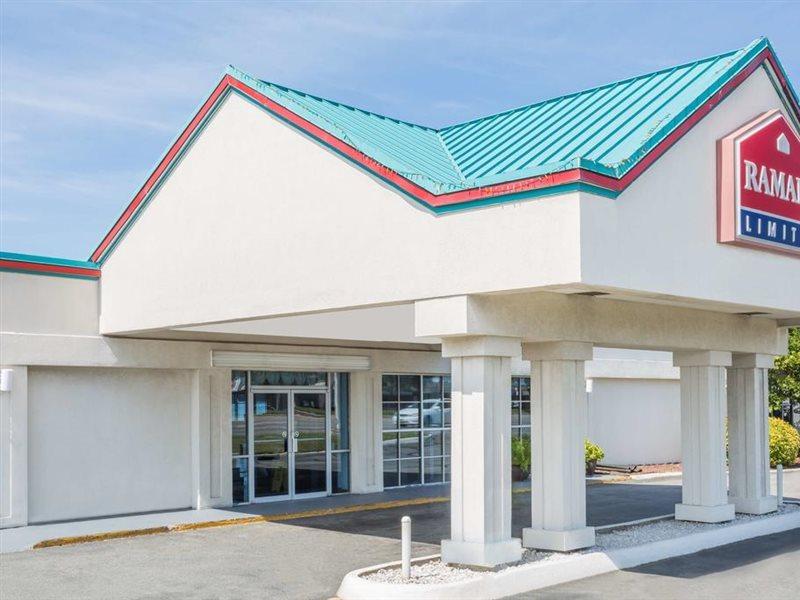 Ramada Hotel Greenwich Exterior photo