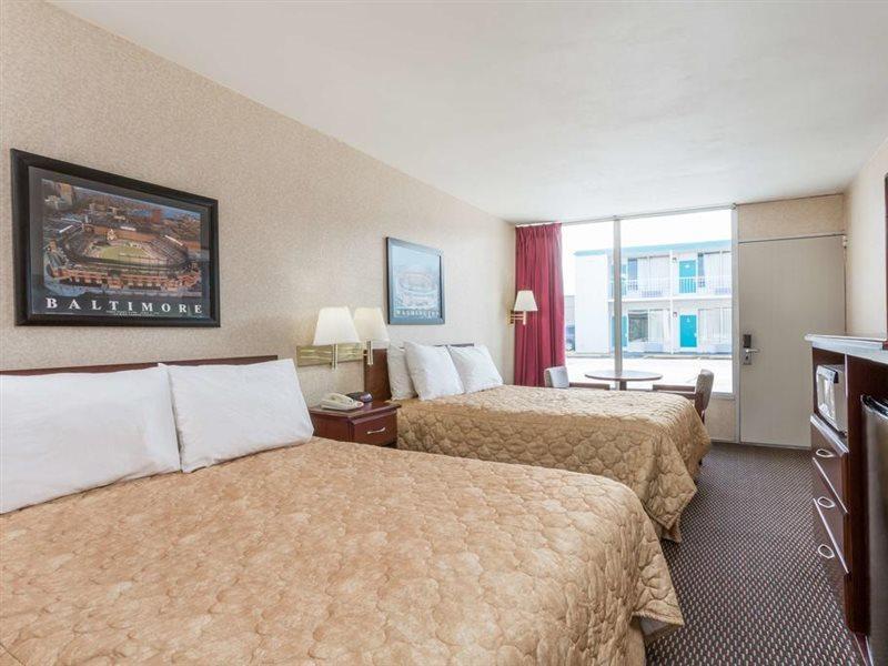Ramada Hotel Greenwich Exterior photo