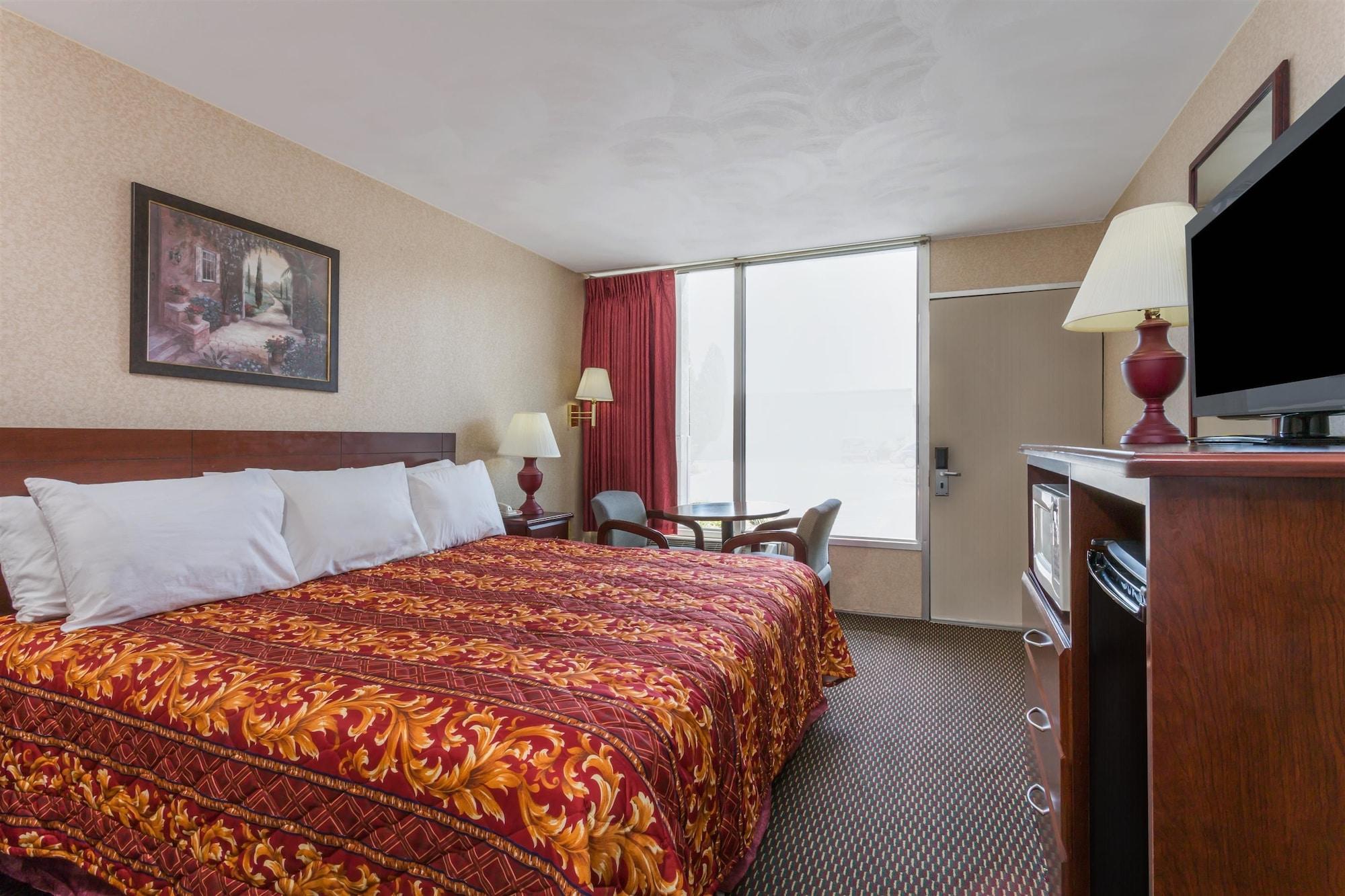 Ramada Hotel Greenwich Exterior photo