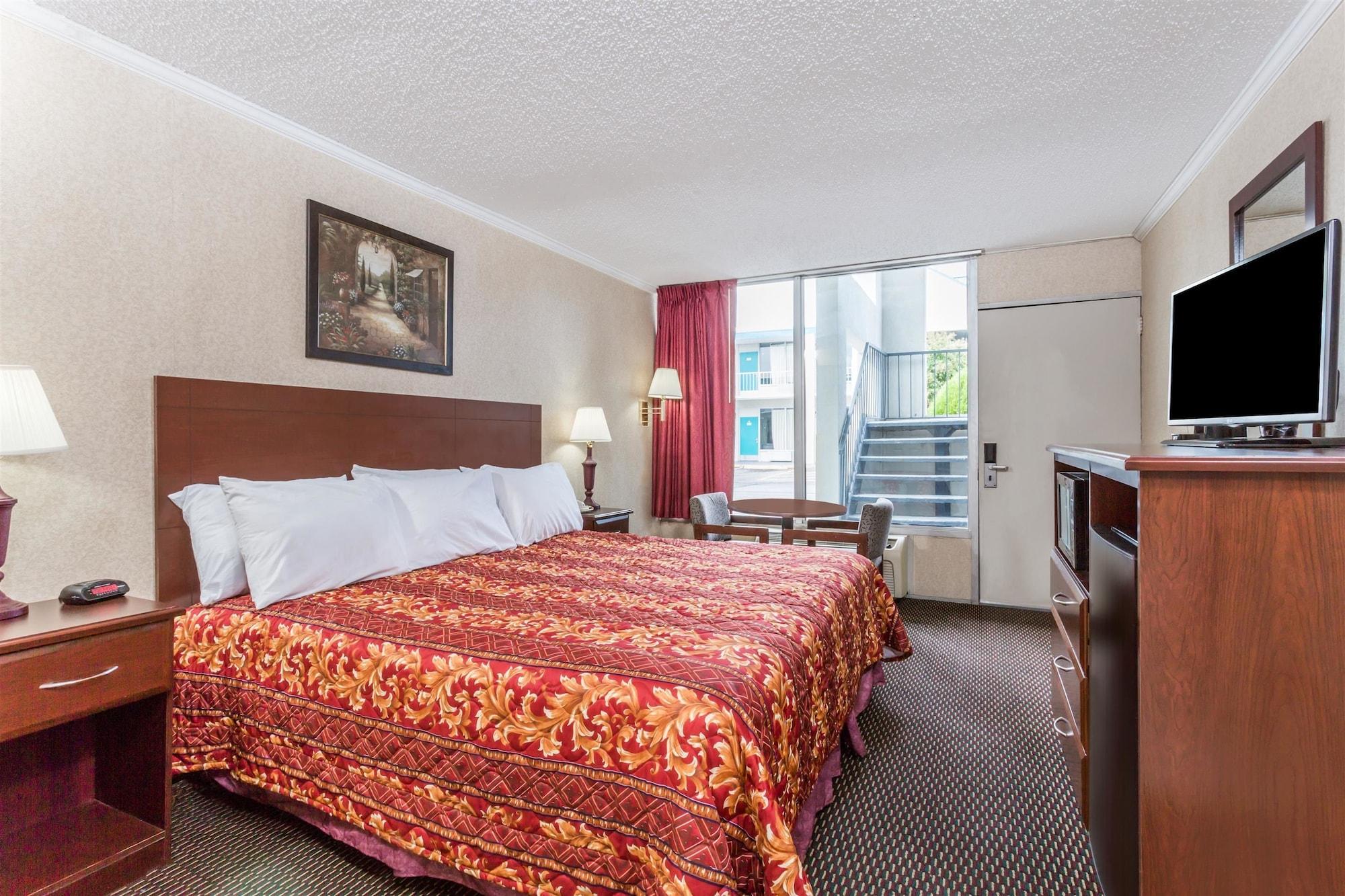 Ramada Hotel Greenwich Exterior photo