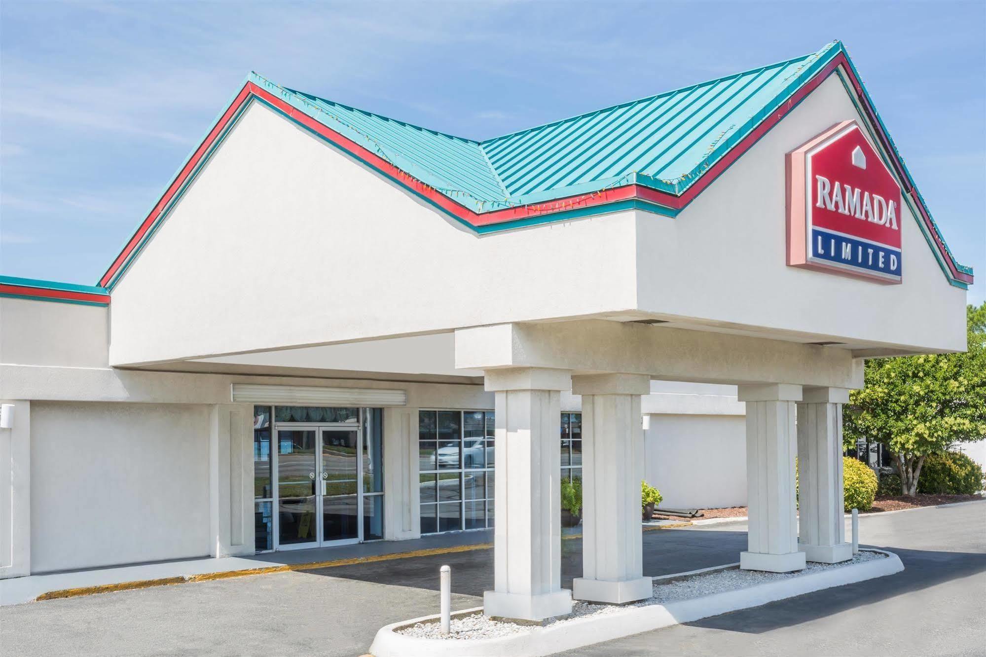 Ramada Hotel Greenwich Exterior photo