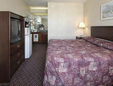 Ramada Hotel Greenwich Exterior photo